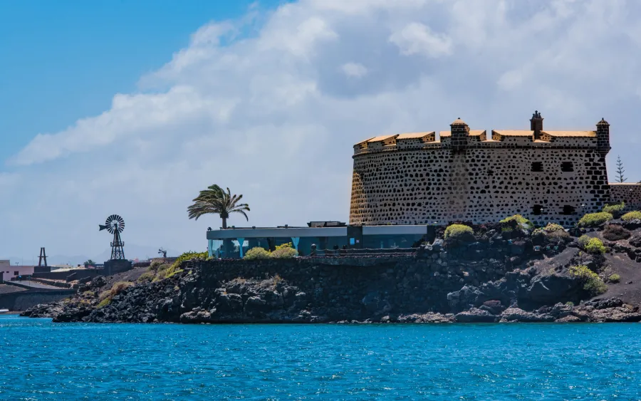 El restaurante del Castillo de San José, incluido por primera vez entre las recomendaciones de la Guía Repsol