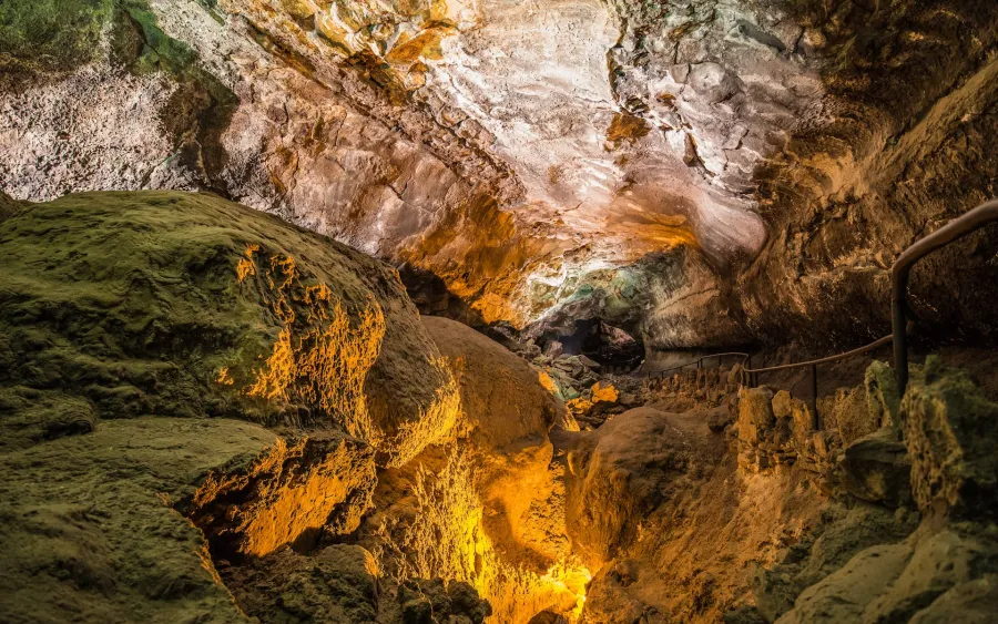 La Cueva de los Verdes: viaje al corazón de los volcanes