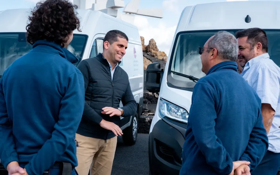 Los Centros Turísticos presentan tres nuevos vehículos eléctricos que incorpora a su flota