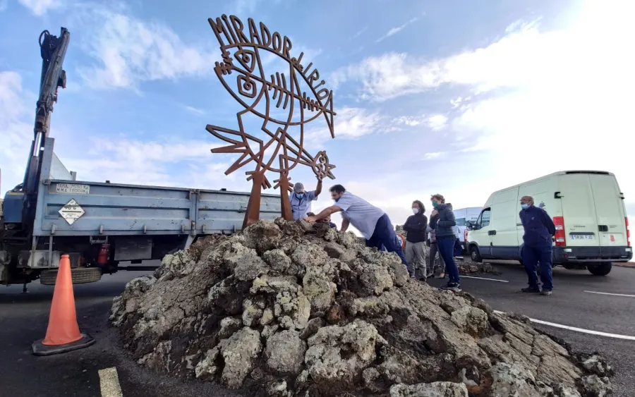 Los Centros reponen la escultura Pájaro-pez que da la bienvenida al Mirador del Río