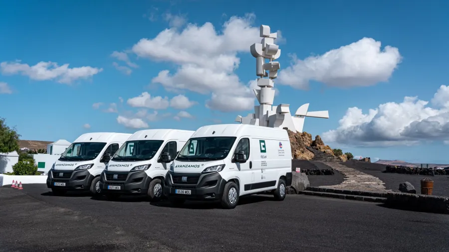 Los Centros Turísticos presentan tres nuevos vehículos eléctricos que incorpora a su flota