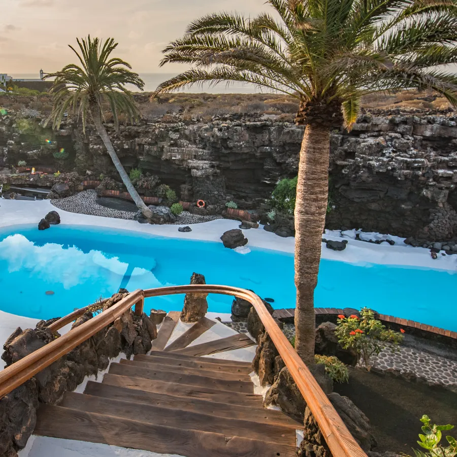 Escalera y piscina Jameos del Agua