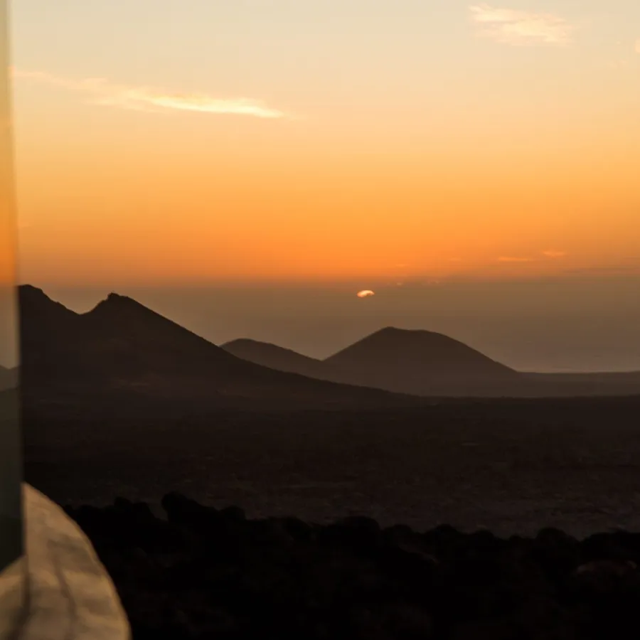 Timanfaya: tierra que late, vientre de fuego