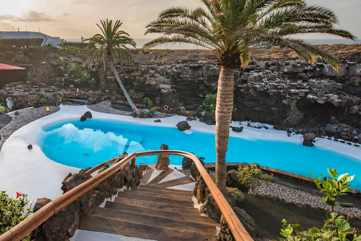 Escalera y piscina Jameos del Agua